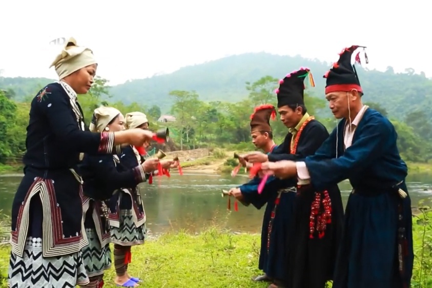 Dan xe dich xem gi de do 'cuong chan' trong mua dich? hinh anh