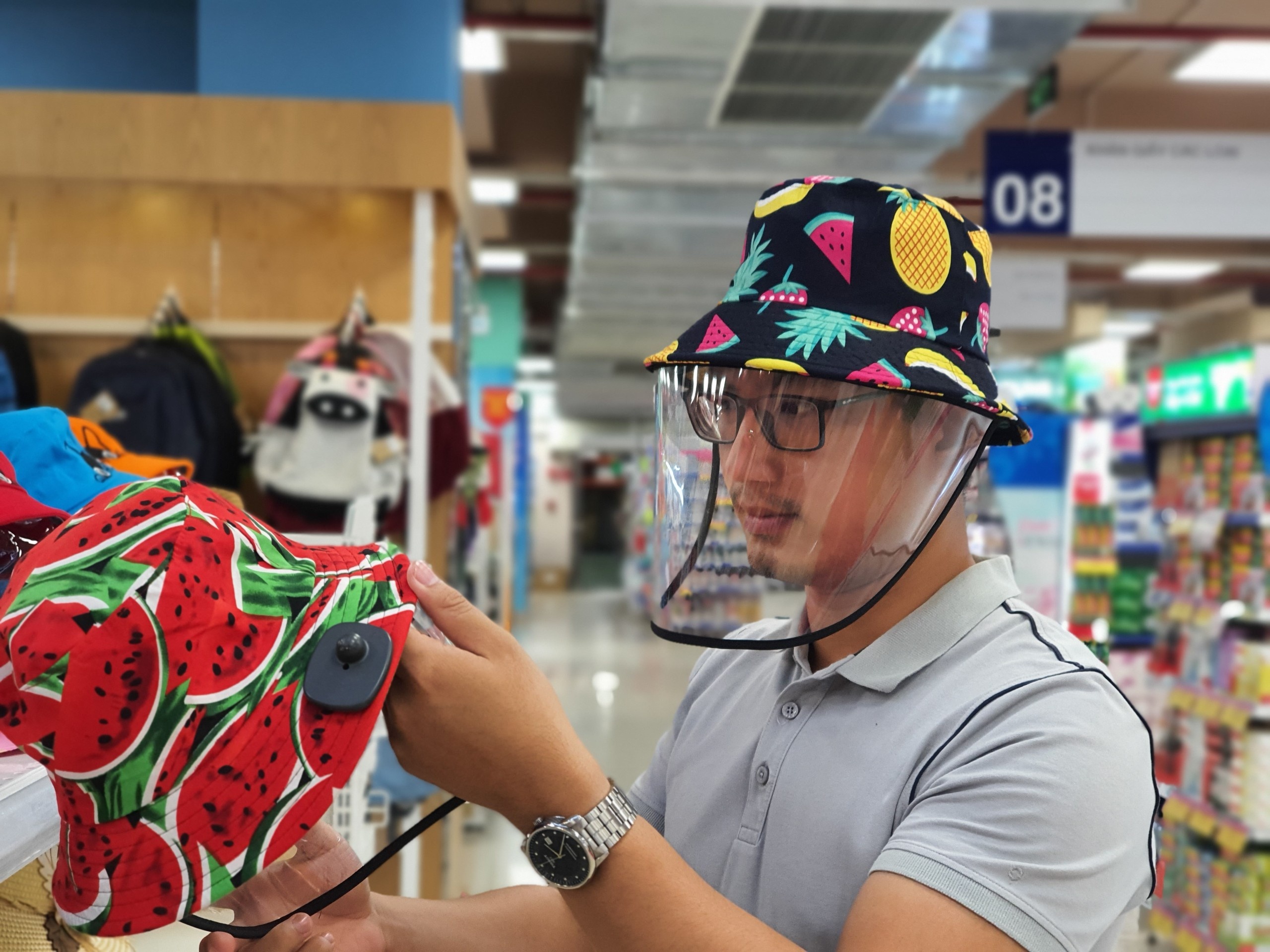 Mu chong giot ban cua Co.opmart hut khach mua dich hinh anh