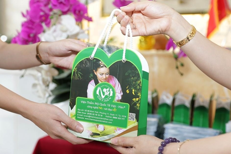 Vien tham my Quoc te Viet-Han tang nuoc rua tay, khau trang mien phi hinh anh