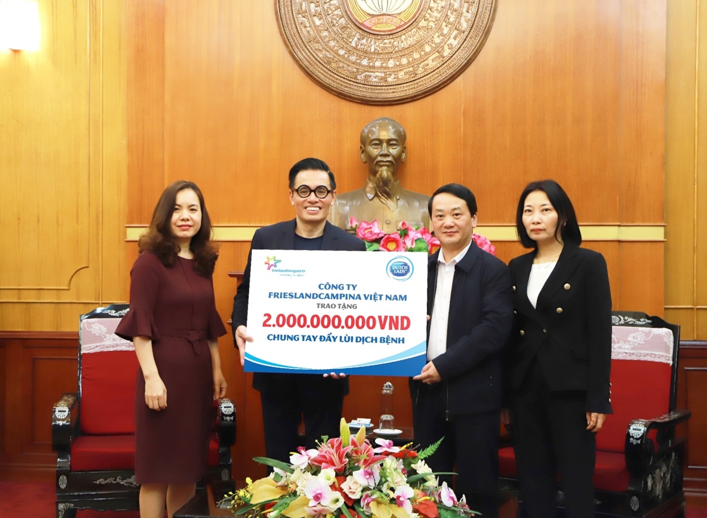 Co Gai Ha Lan tiep tuc tang sua va 1 ty dong day lui Covid-19 hinh anh