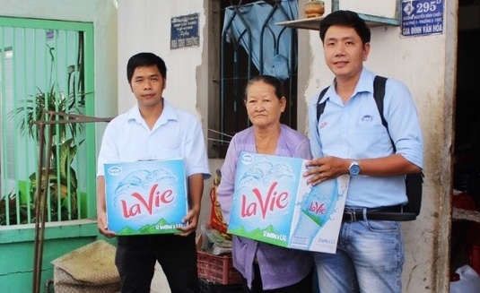 Ho tro nuoc khoang dong chai cho nguoi dan vung han man hinh anh