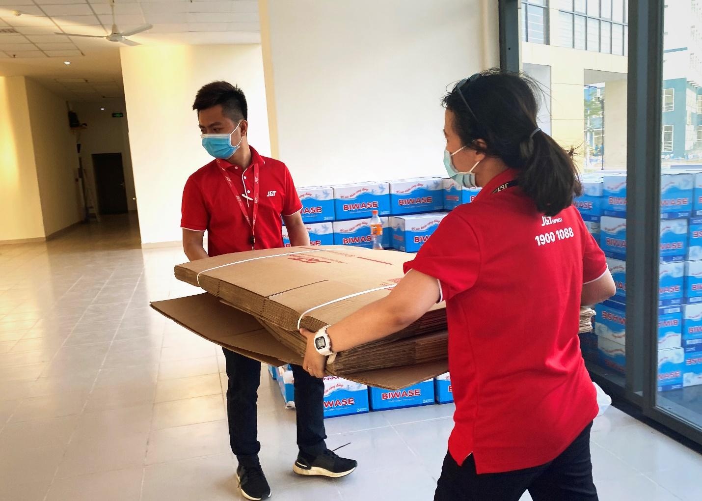 J&T Express tang 11.000 thung giay cho khu cach ly KTX DHQG hinh anh