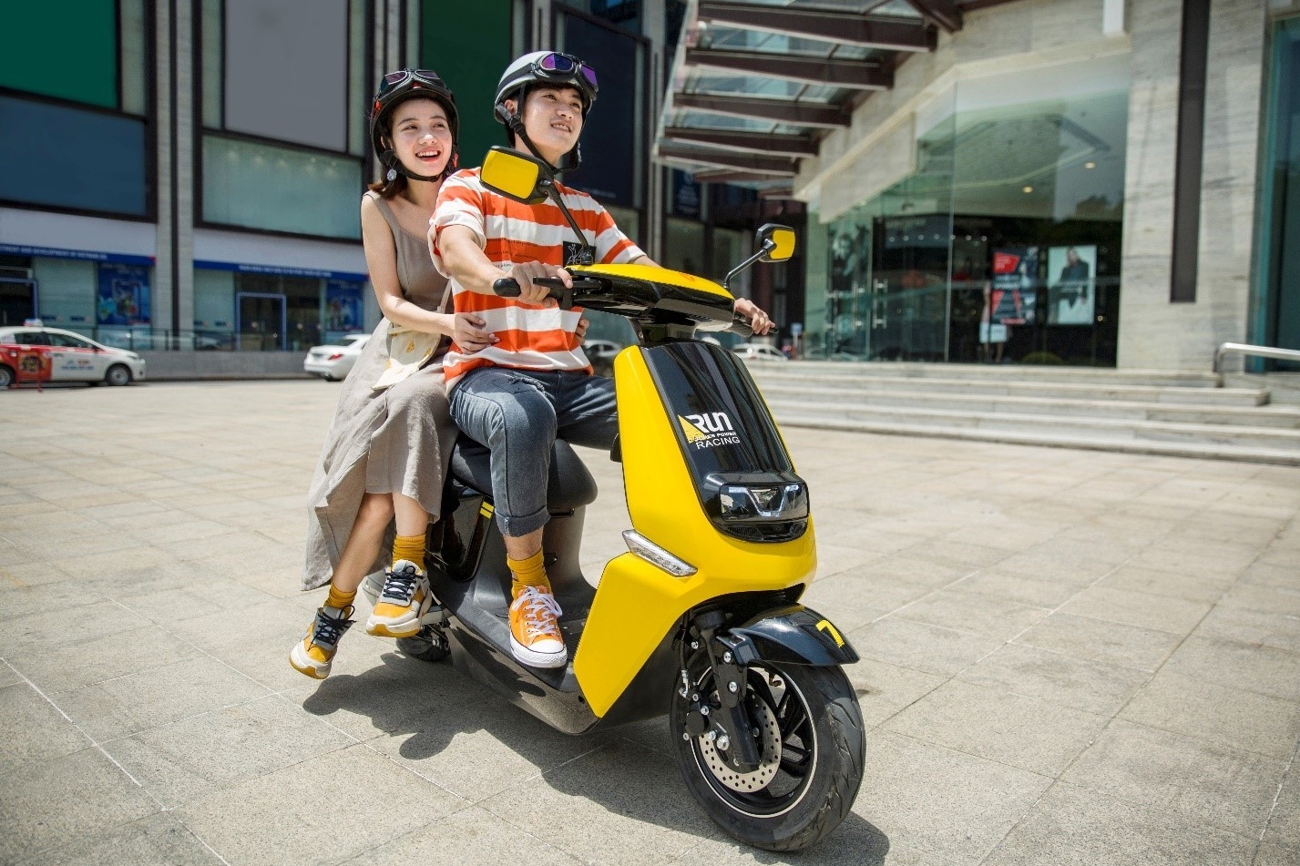 Yadea Ulike - xe may dien thiet ke nho gon, quang duong di xa hinh anh