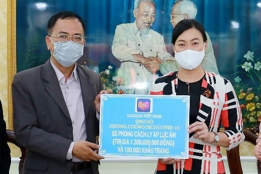 Lazada ung ho khau trang, phong cach ly ap luc am chong dich Covid-19 hinh anh