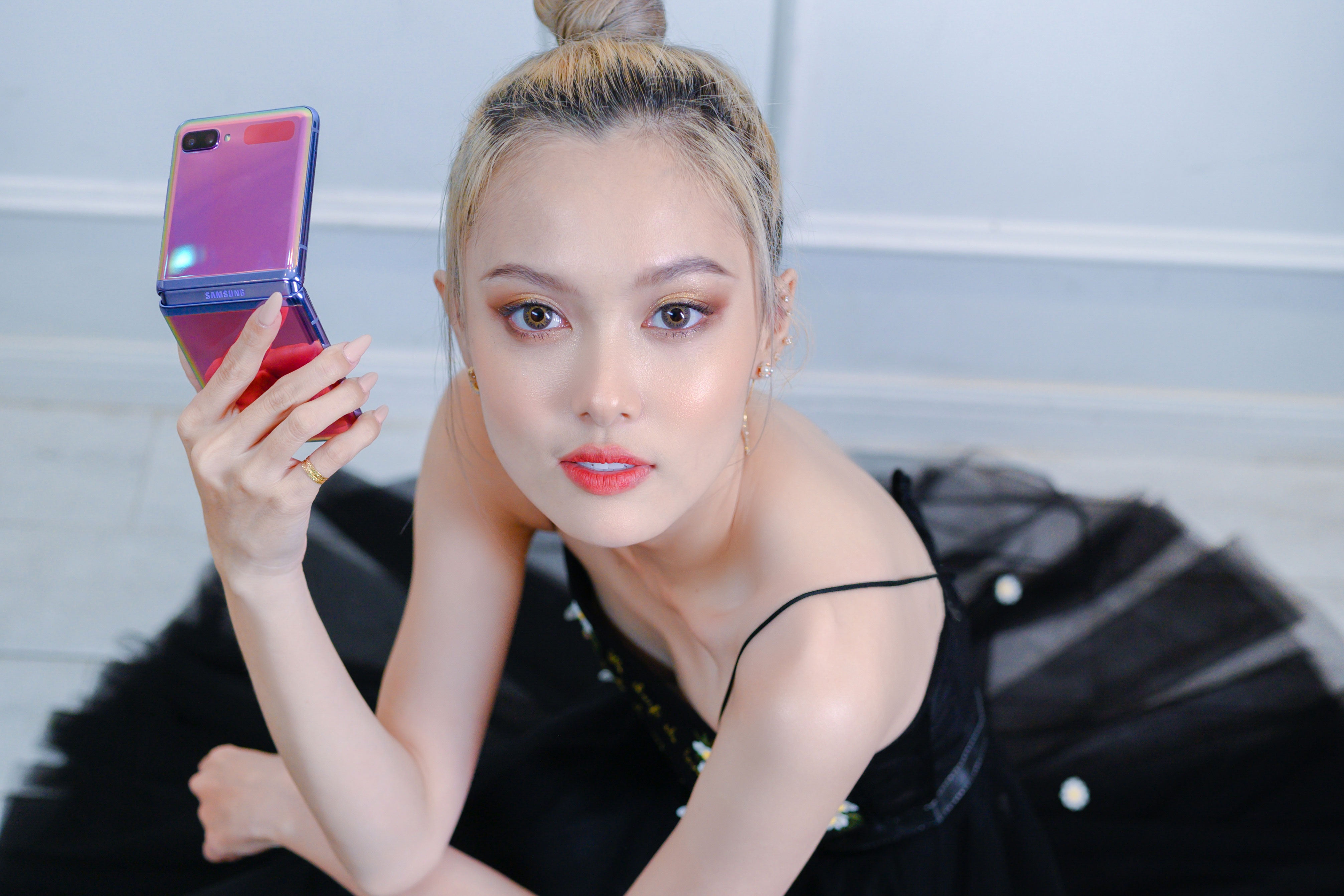 Fung La dung gi trong chiec tui mini gia 12 trieu dong? hinh anh