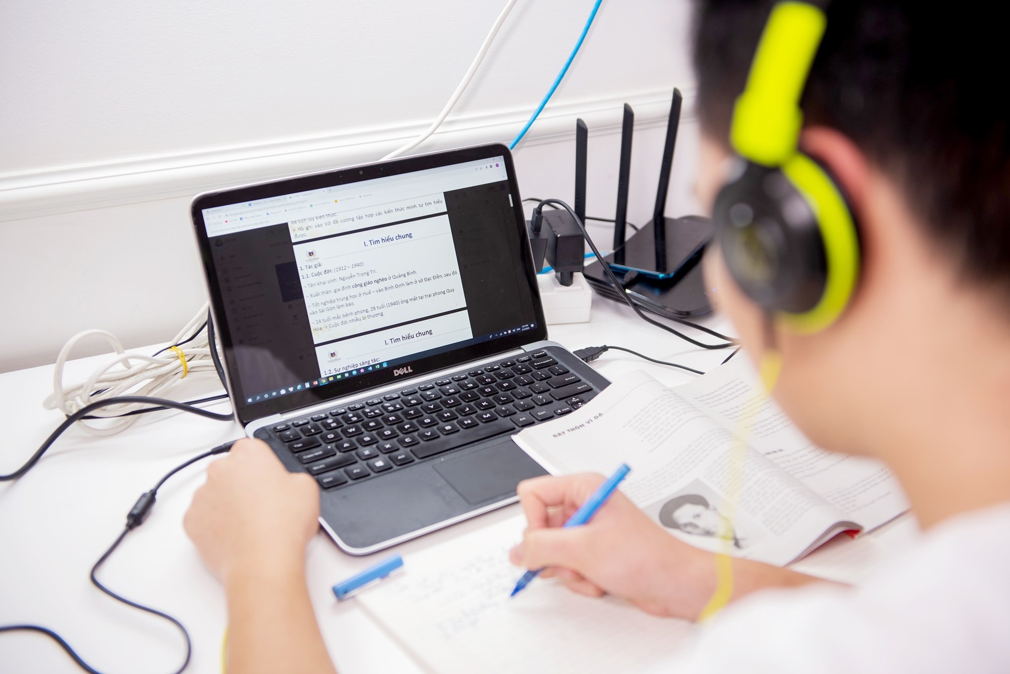 ‘Me’ hoc truc tuyen, hoc sinh Vinschool hao hung dang ky 2 ca/ngay hinh anh