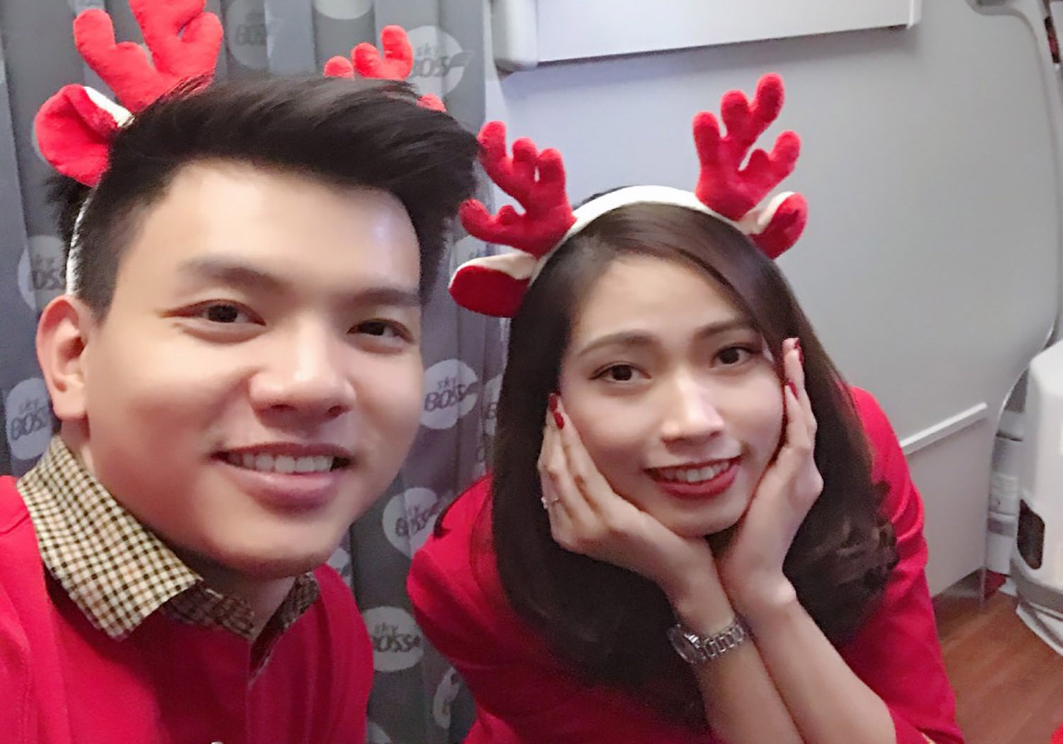 Gac lai dam cuoi, hai tiep vien truong len duong bay chong dich hinh anh