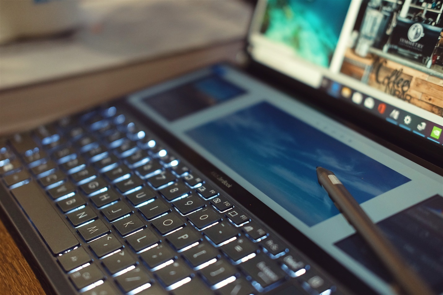 Laptop sang tao noi dung Asus ZenBook Duo anh 3