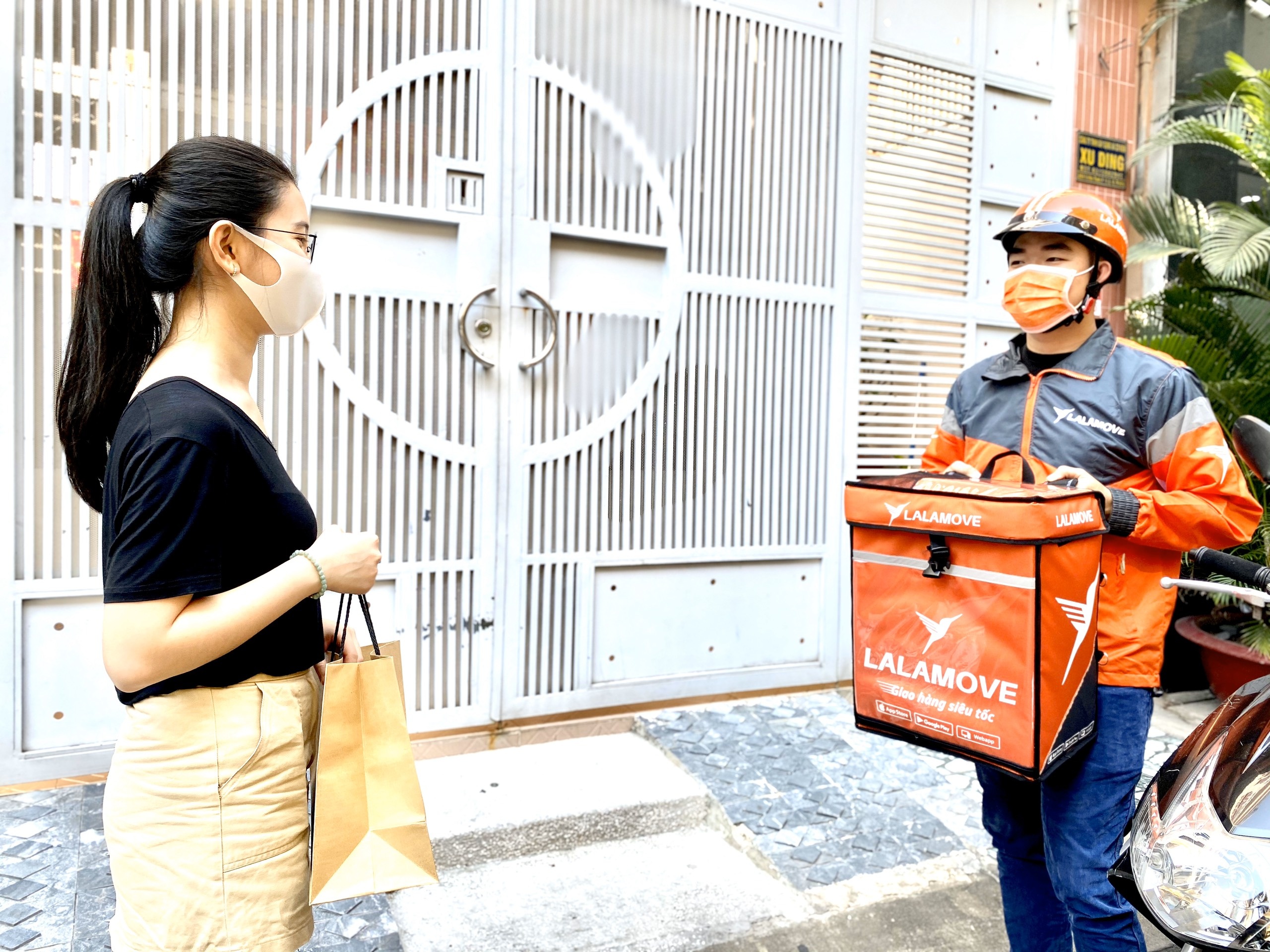 Lalamove tang 10.000 khau trang va nuoc rua tay cho tai xe giao hang hinh anh