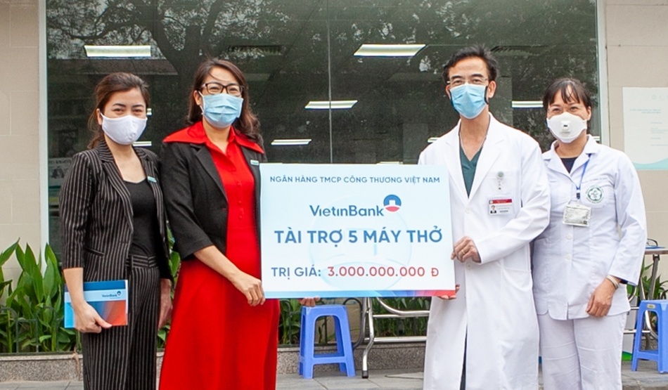 VietinBank tai tro 5 may tho tri gia 3 ty dong cho Benh vien Bach Mai hinh anh