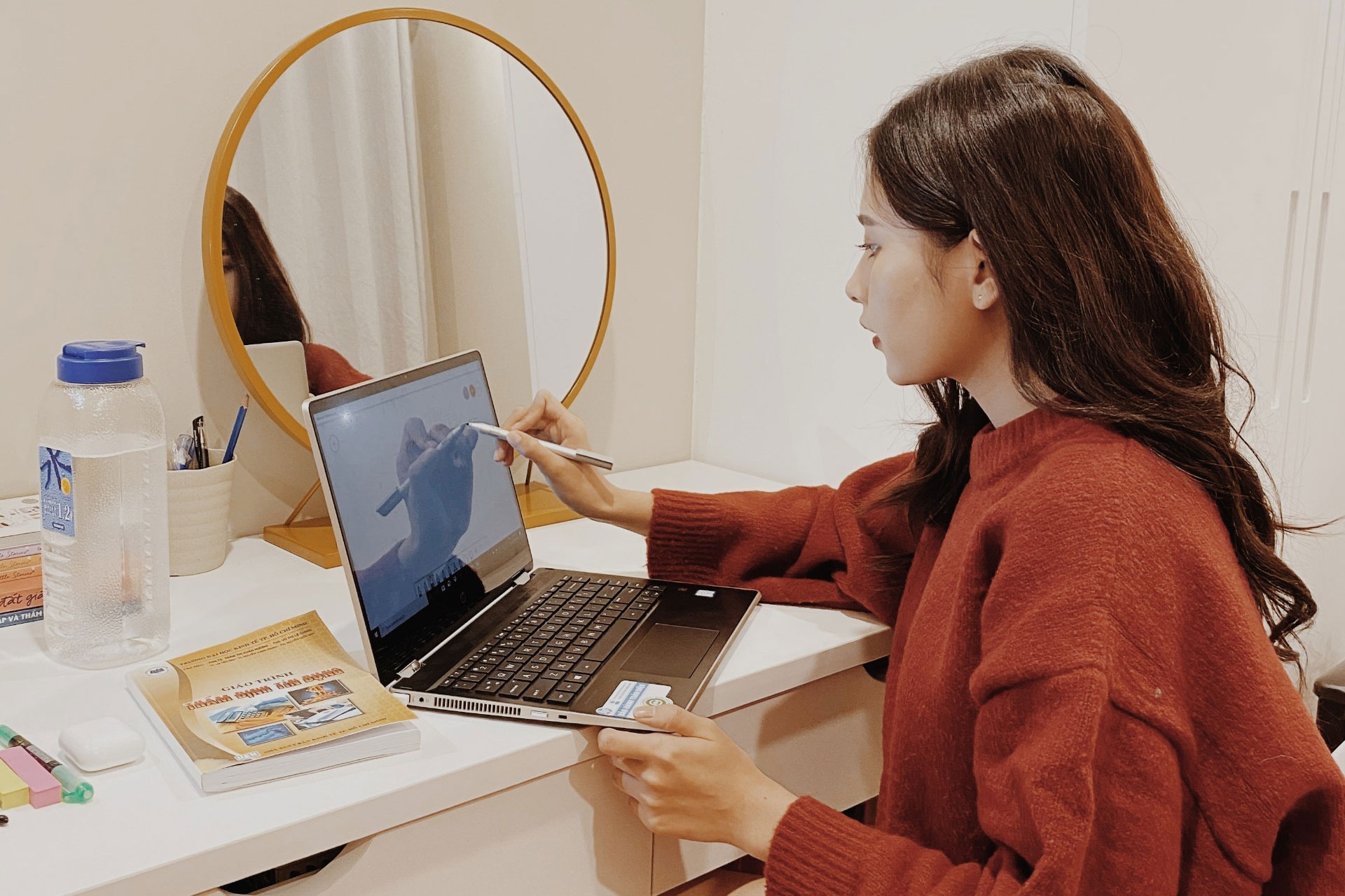 Bi kip hoc online hieu qua cua nu sinh DH Kinh te TP.HCM hinh anh