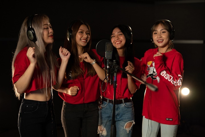 Dan nghe si quy tu trong MV co vu Viet Nam chien thang dai dich hinh anh