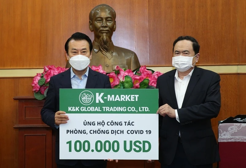 K-Market ung ho 100.000 USD va 1,6 ty dong hien vat chong Covid-19 hinh anh