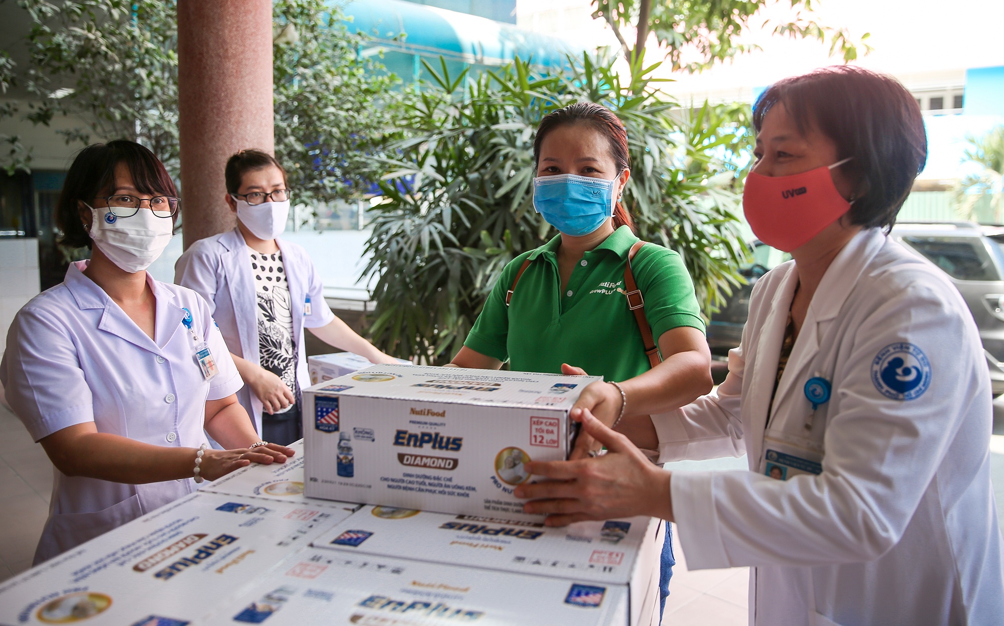 NutiFood tang 1.800 chai sua bao ve suc khoe bac si mua dich hinh anh