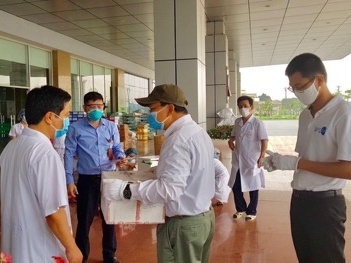 Vetom Viet Nam tang qua thiet thuc cho y bac si noi tuyen dau hinh anh