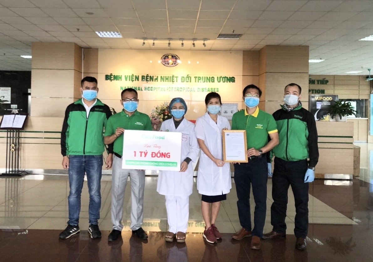 NutiFood trao hon 5 ty dong cho cac benh vien tuyen dau chong dich hinh anh