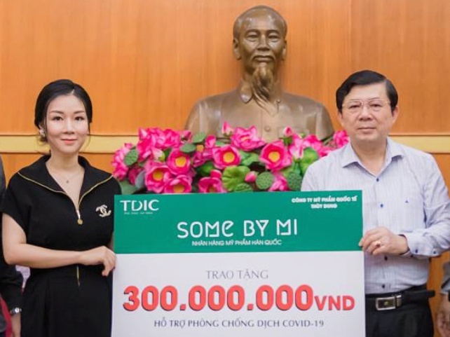 Some by Mi, my pham quoc te Thuy Dung ung ho 300 trieu chong Covid-19 hinh anh