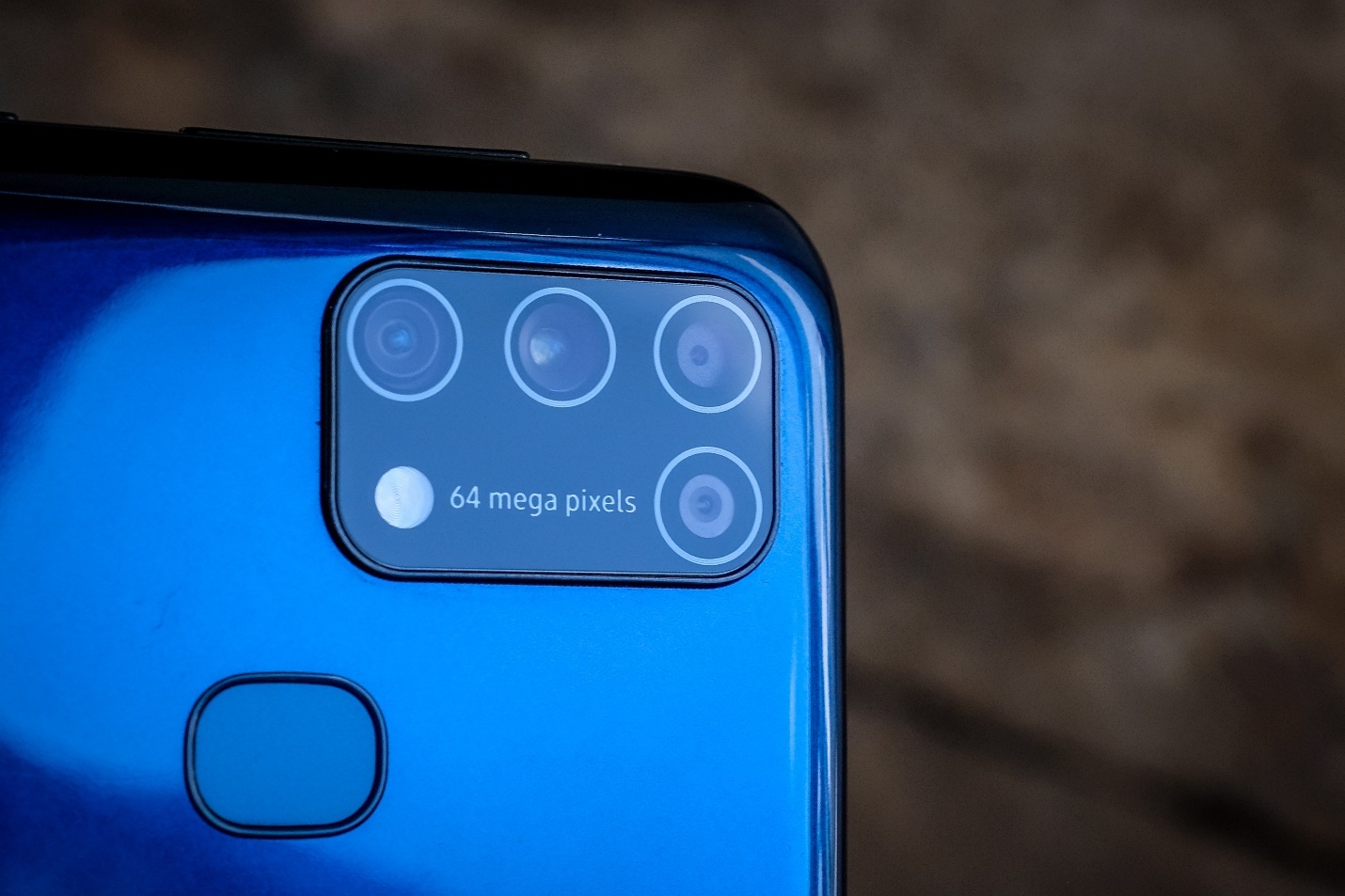 Kham pha thien nhien thu vi ngay tai nha voi ong kinh macro Galaxy M31 hinh anh