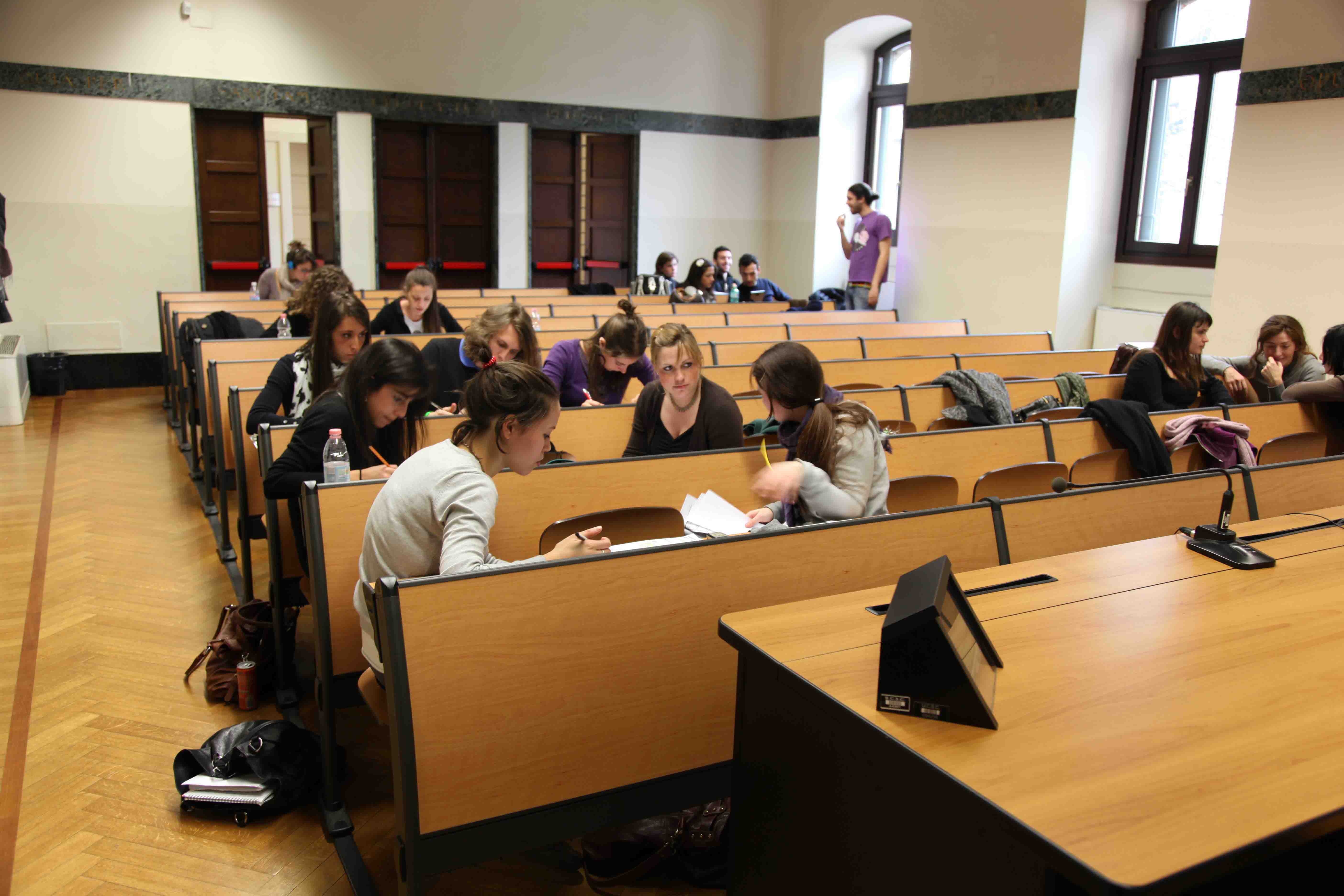 Tim hieu co hoi du hoc Italy tai DH Cattolica qua hoi thao truc tuyen hinh anh