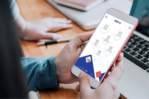 Ngan hang tich cuc chung tay day lui dai dich hinh anh