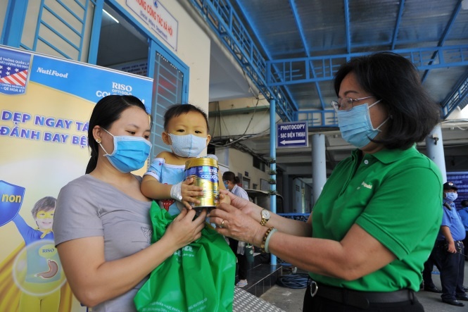 NutiFood trao quà ảnh 6 NutiFood trao qua anh 6