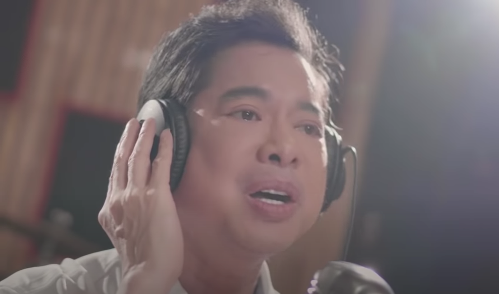 Ngoc Son tri an cong nhan xay dung trong MV moi hinh anh