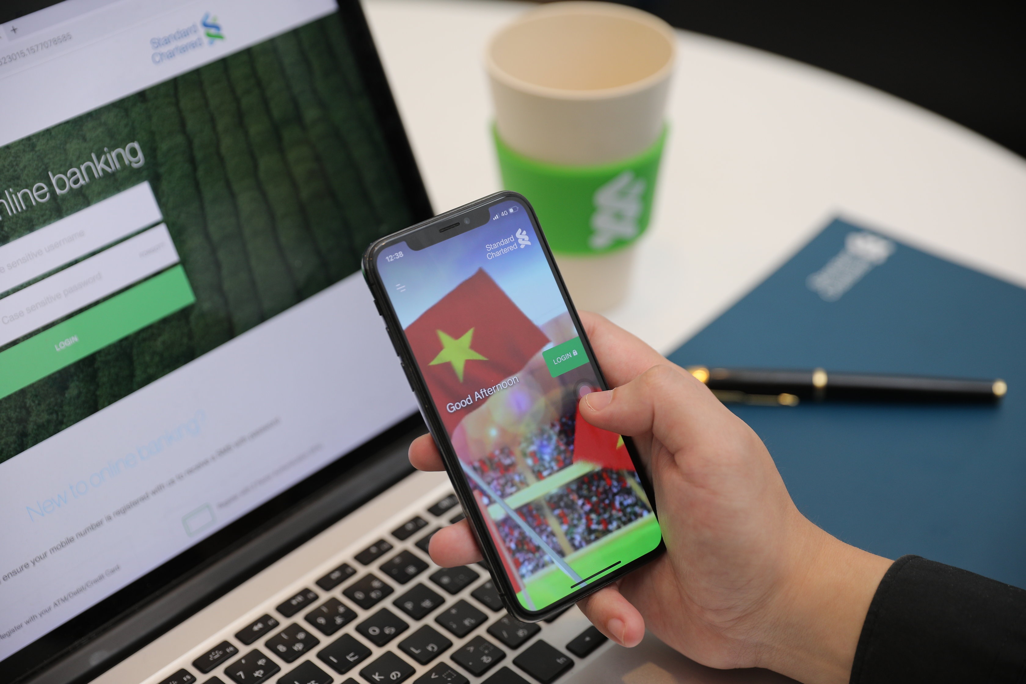 Standard Chartered VN ho tro chu the tin dung mua sam an toan mua dich hinh anh