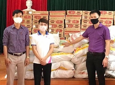 Doanh nghiep lam dep tang qua cho nguoi lao dong trong mua dich hinh anh