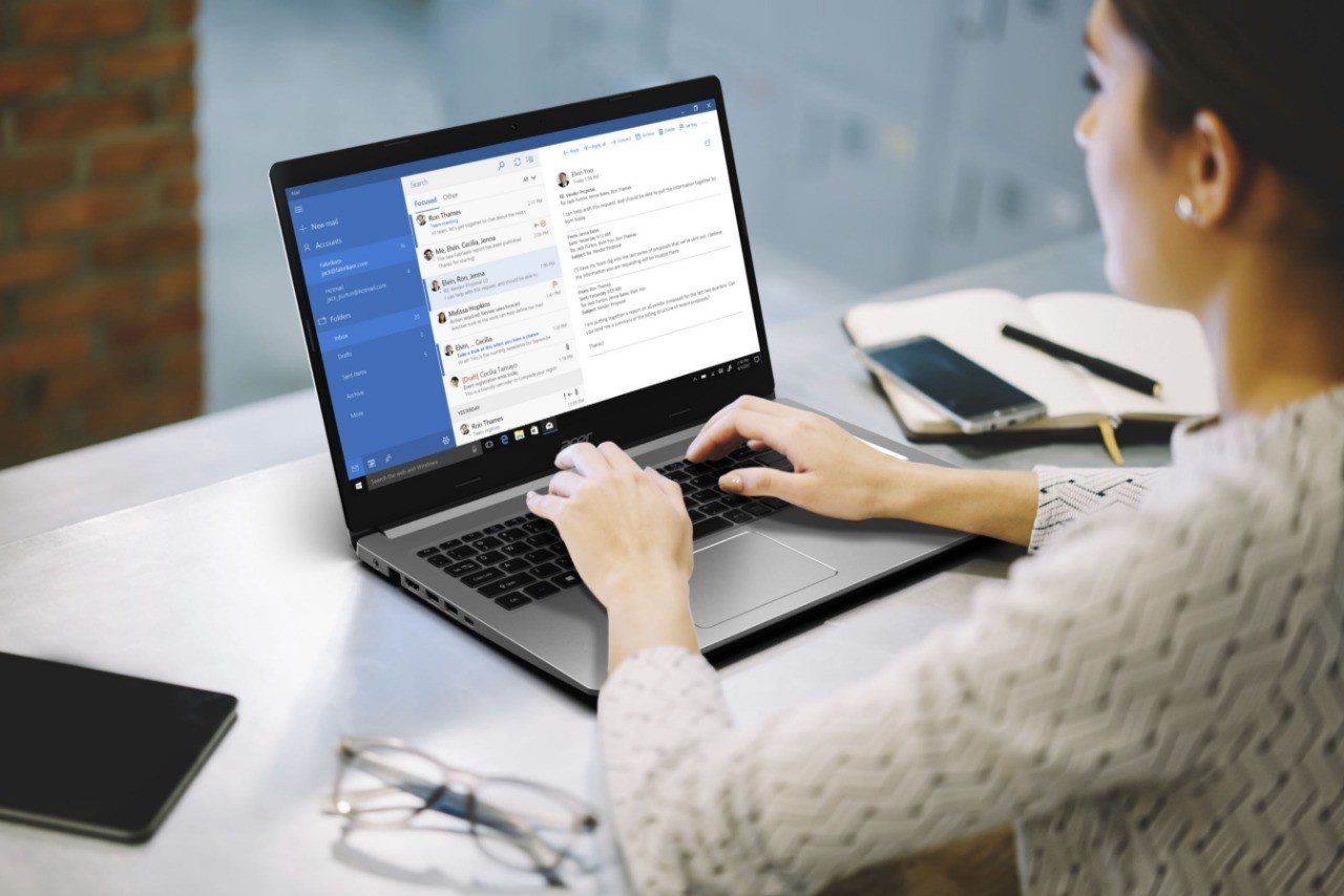 Chon laptop nao gia mem, manh me cho mua 'work from home'? hinh anh