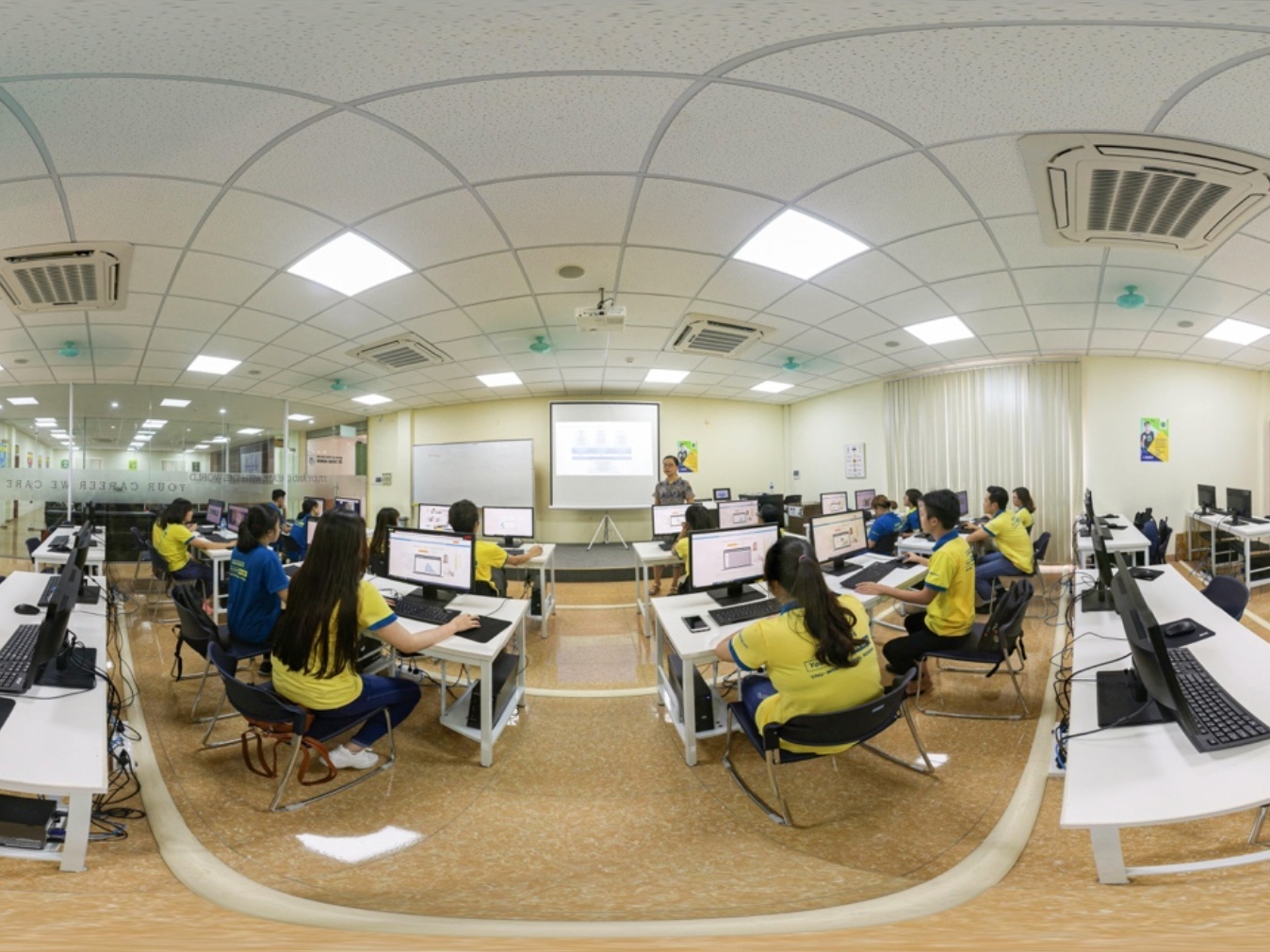 Hoc thu dai hoc bang cong nghe thuc te ao hinh anh