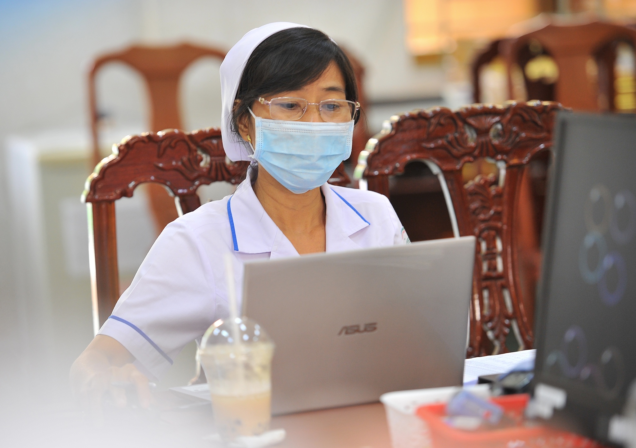 Ong Bau tiep suc bac si chong dich anh 1