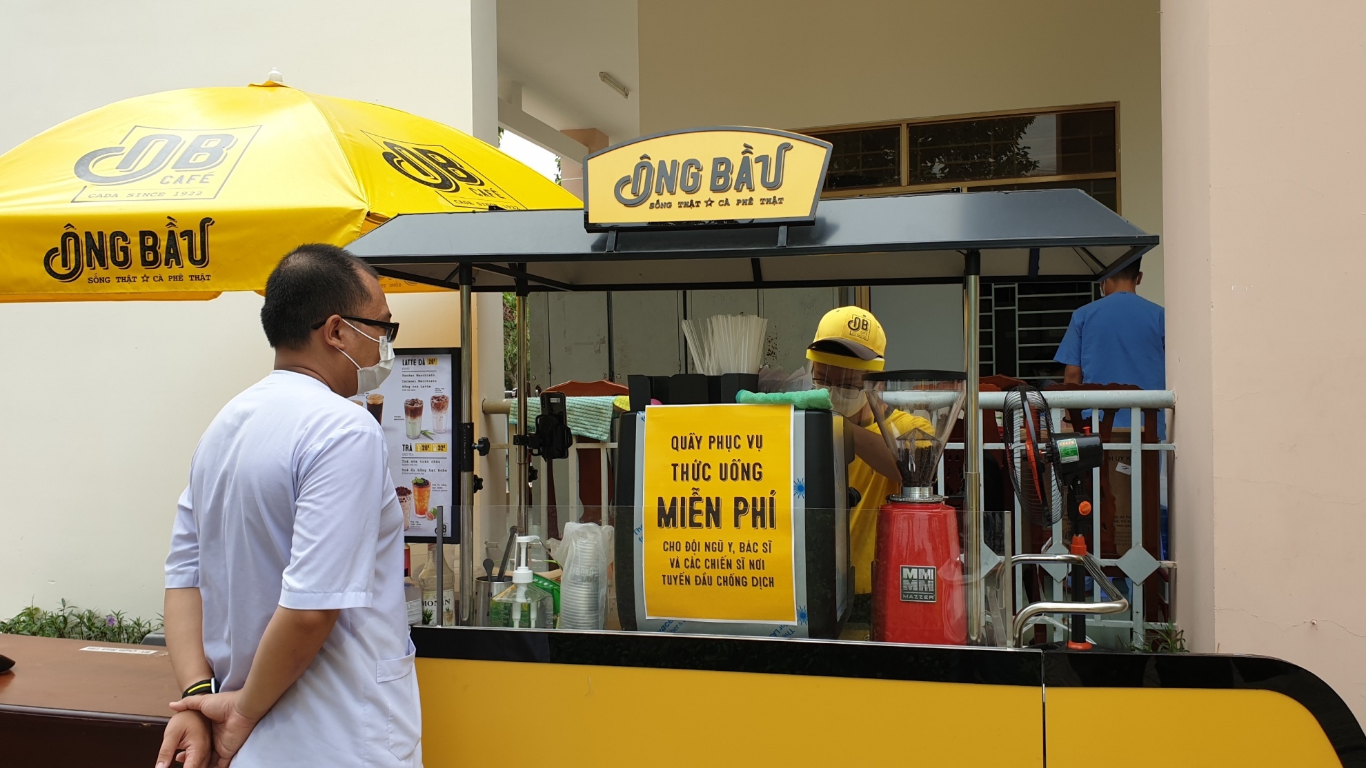 Ong Bau tiep suc bac si chong dich anh 2