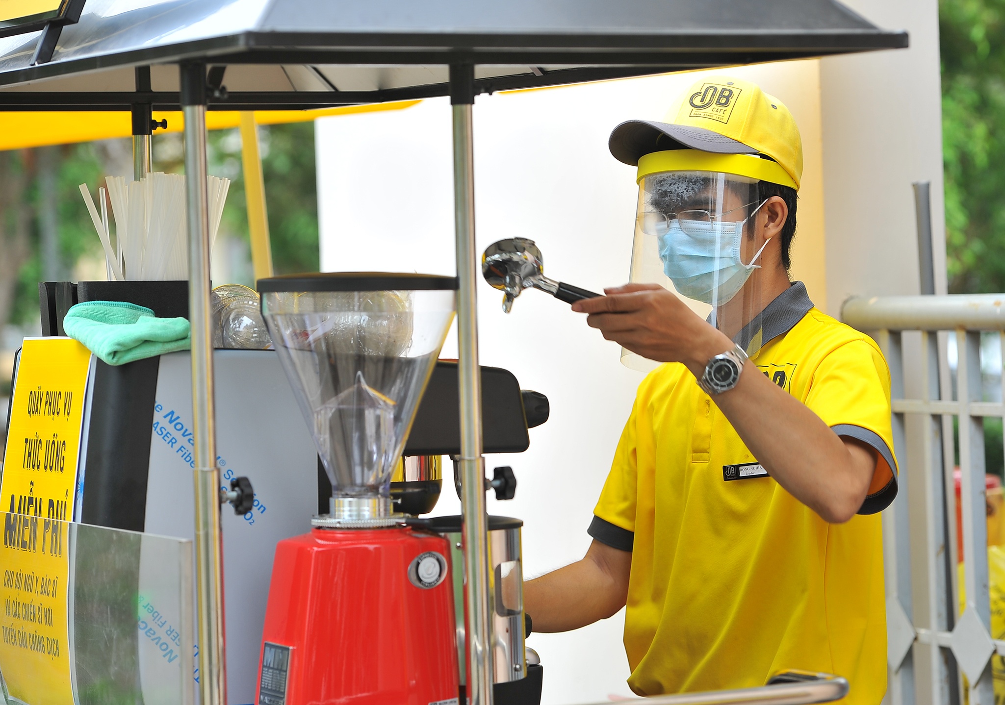 Ông Bầu tiếp sức bác sĩ chống dịch ảnh 3 Ong Bau tiep suc bac si chong dich anh 3