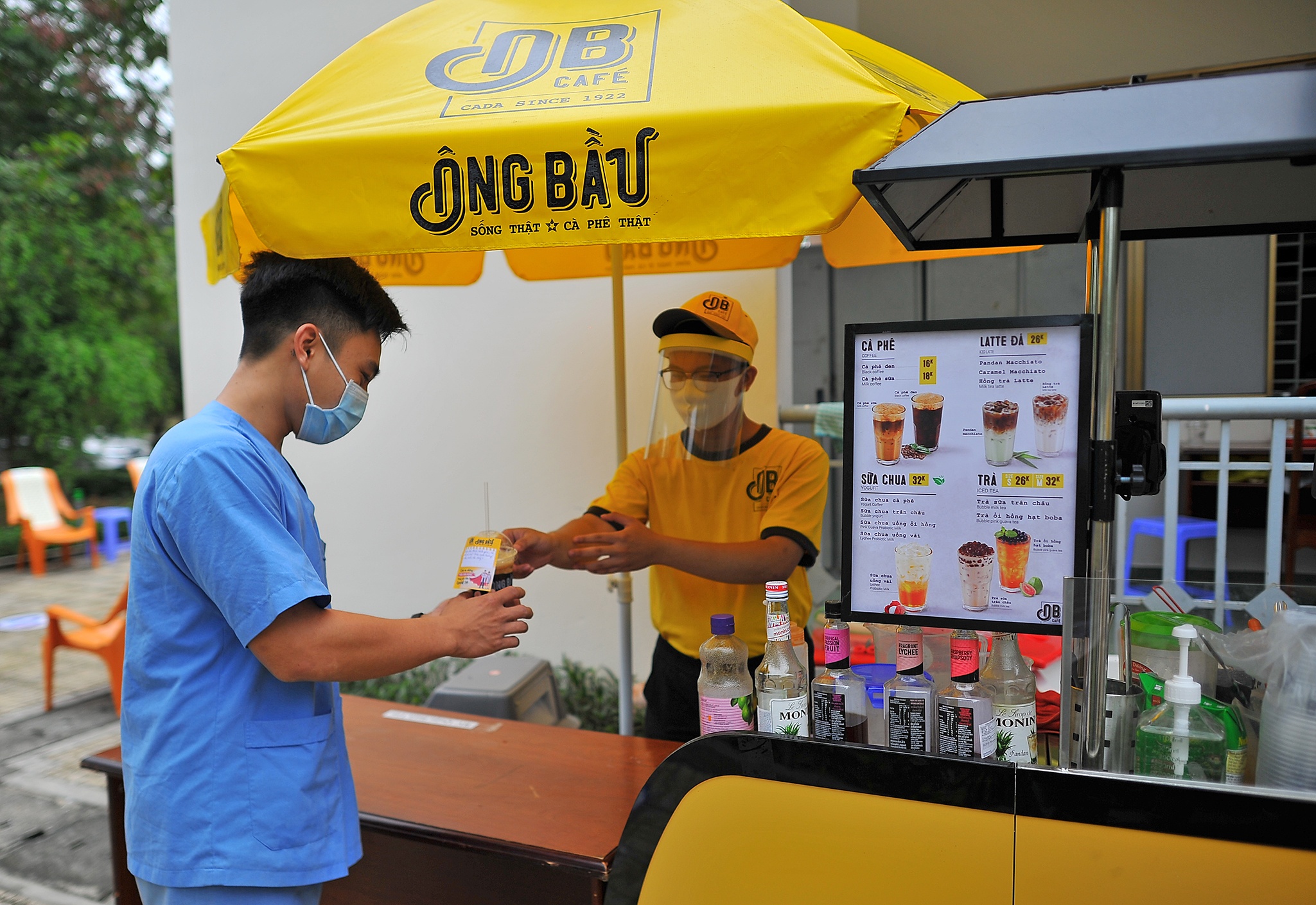 Ông Bầu tiếp sức bác sĩ chống dịch ảnh 4 Ong Bau tiep suc bac si chong dich anh 4