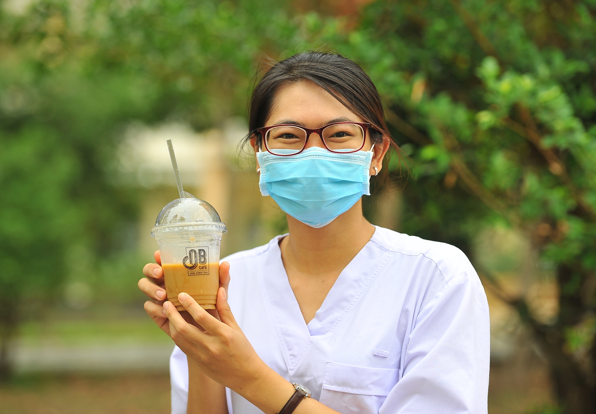 Y bac si khu cach ly xa duoc tiep dong luc tu thuong hieu ca phe Viet hinh anh