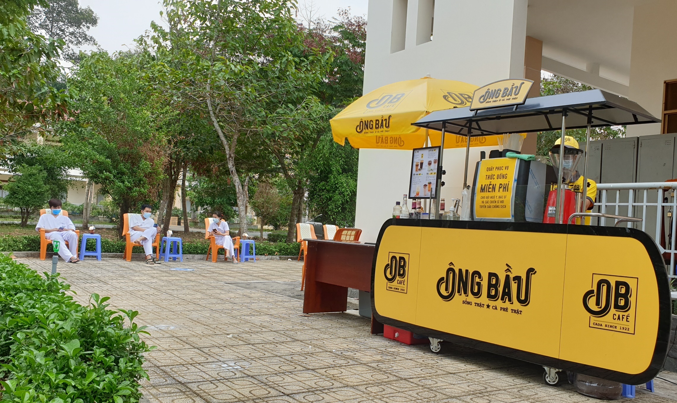 Ong Bau tiep suc bac si chong dich anh 11