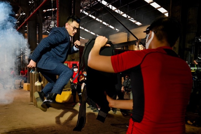 Isaac tu dien canh hanh dong trong trailer 'Vu khi toi thuong' hinh anh