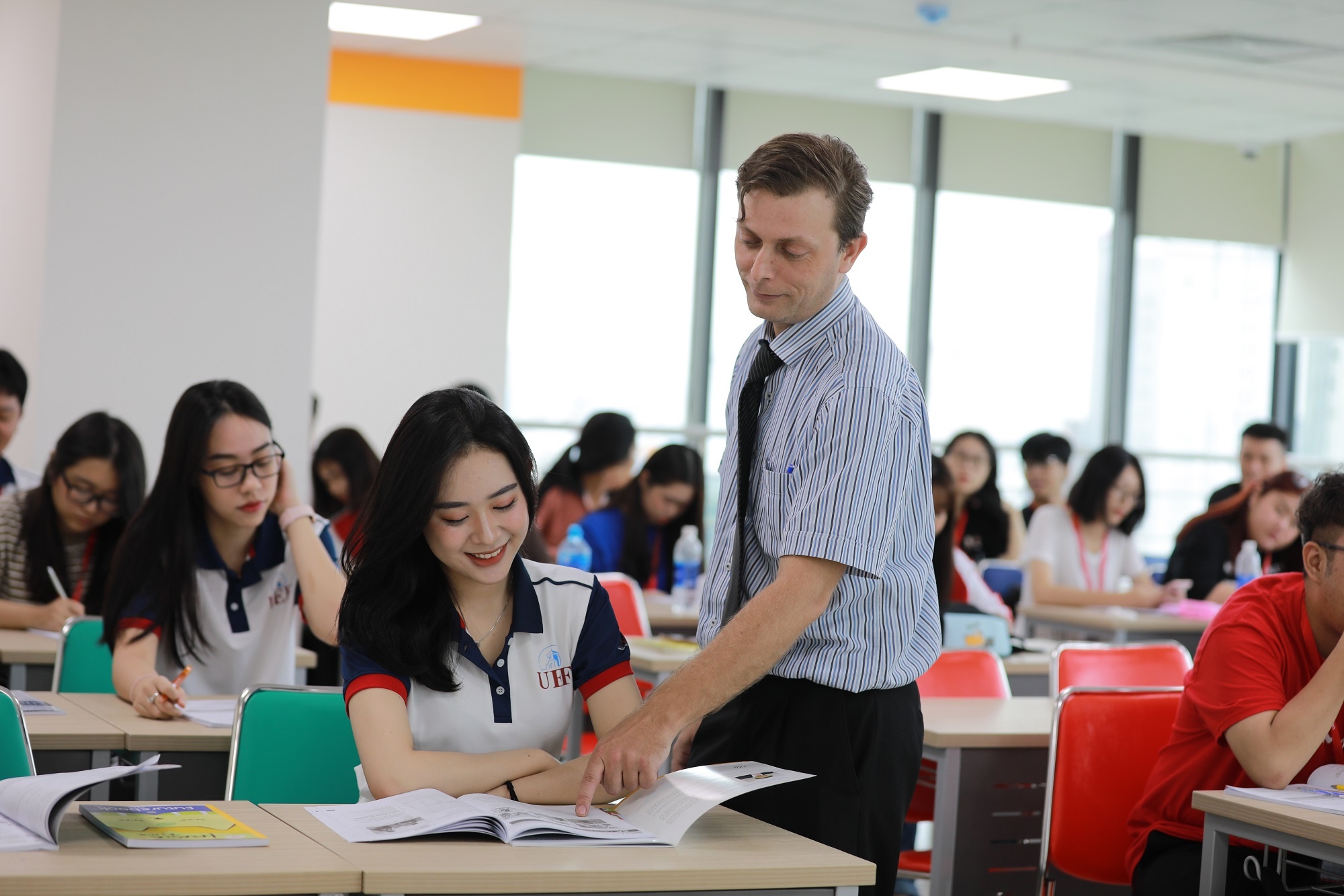 Loi ich khi hoc nganh khoa hoc du lieu trong moi truong tieng Anh hinh anh