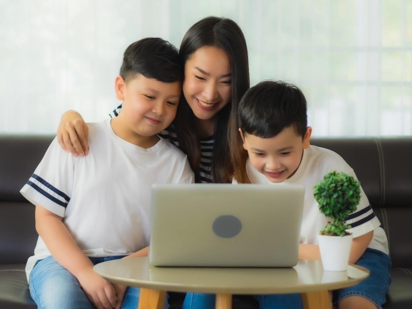 Hoc cach song cham giua mua dich hinh anh