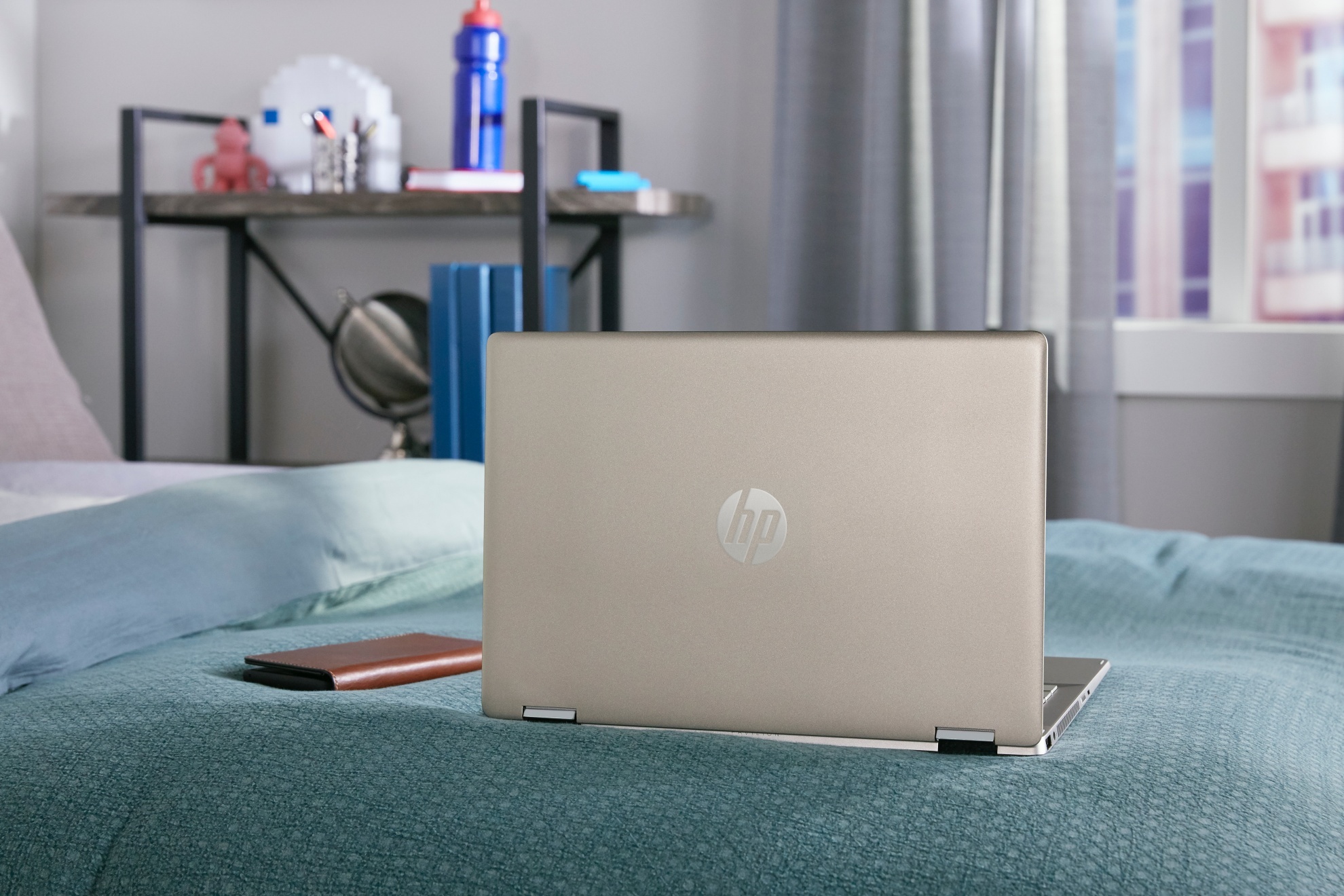 Chon thiet bi cong nghe giup day va hoc truc tuyen hieu qua hinh anh