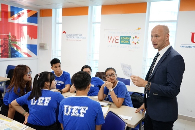 Trai nghiem nen giao duc Anh, nhan bang cu nhan quoc te tai UEF hinh anh