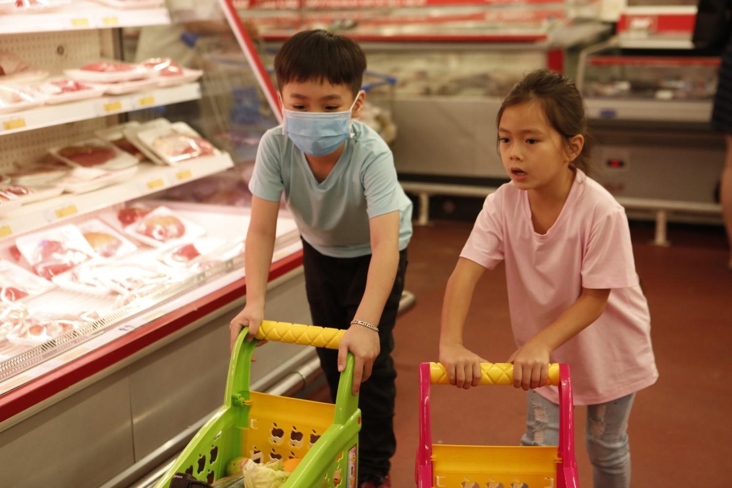 Be Andy va Sol cung nhau chinh phuc thu thach ‘Sieu thi tri nho’ hinh anh