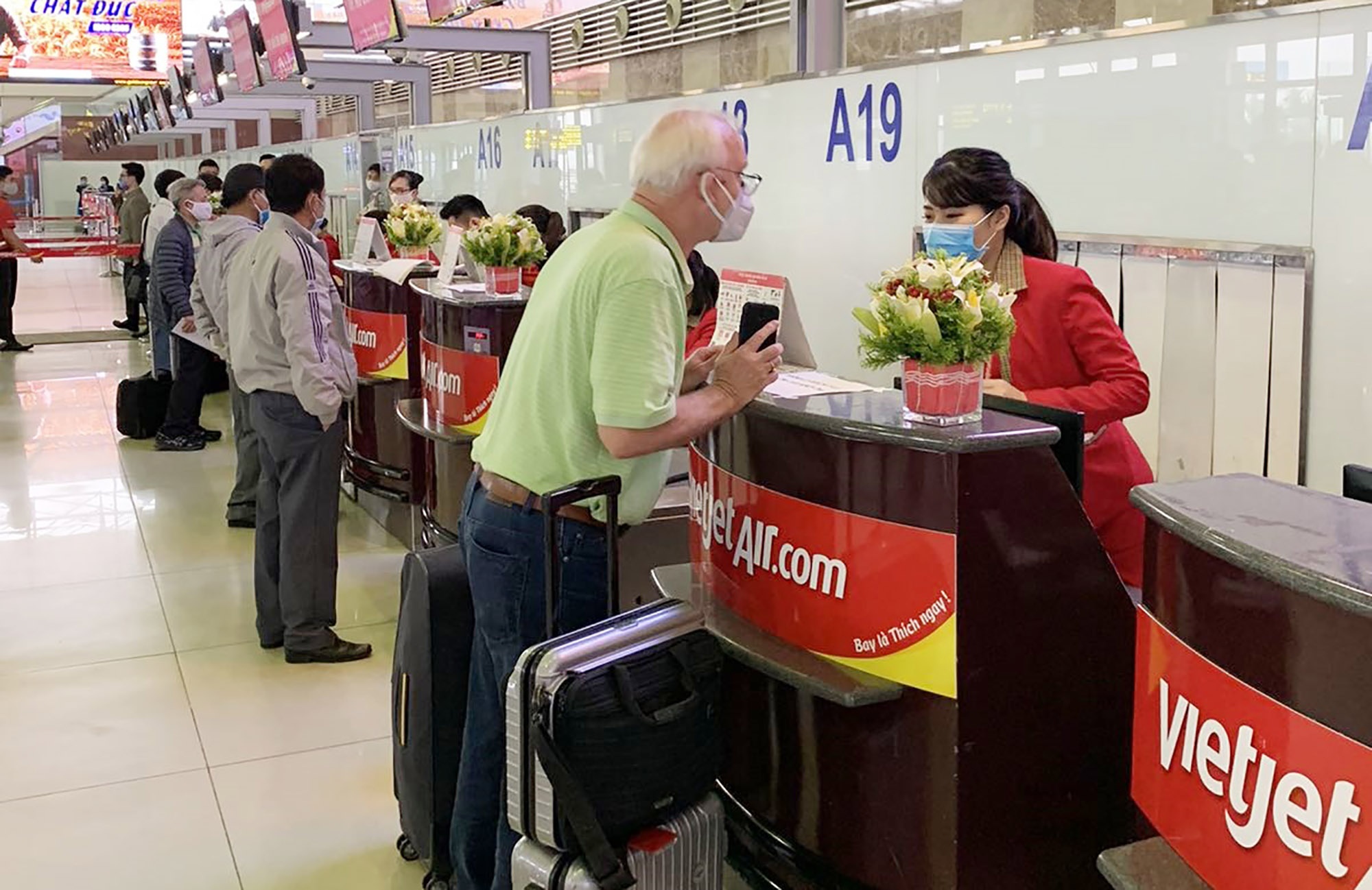 Vietjet thong bao chuong trinh ho tro hanh khach anh huong Covid-19 hinh anh