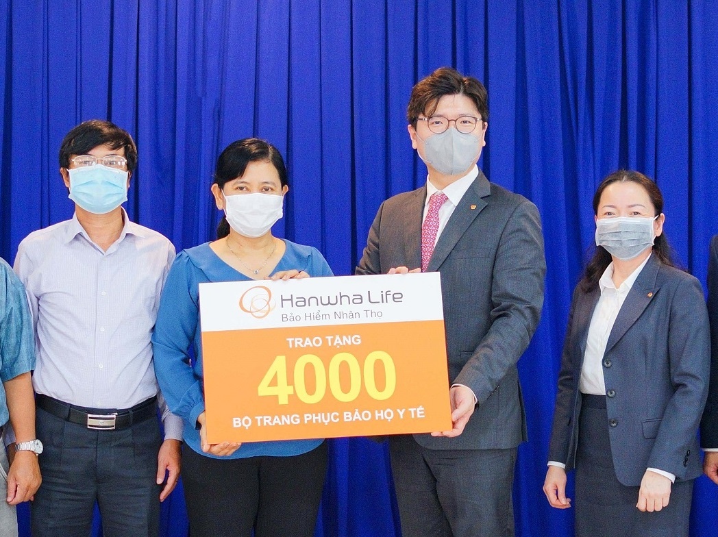 Hanwha Life Viet Nam chung tay day lui dai dich hinh anh