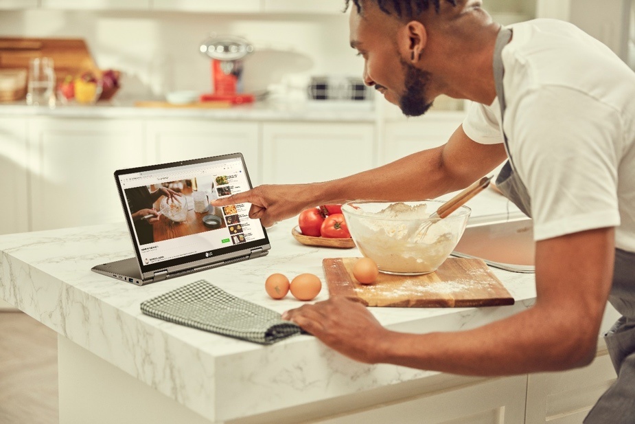 Laptop LG gram 14 inch mong nhe dap ung trao luu hoc, lam viec tu xa hinh anh