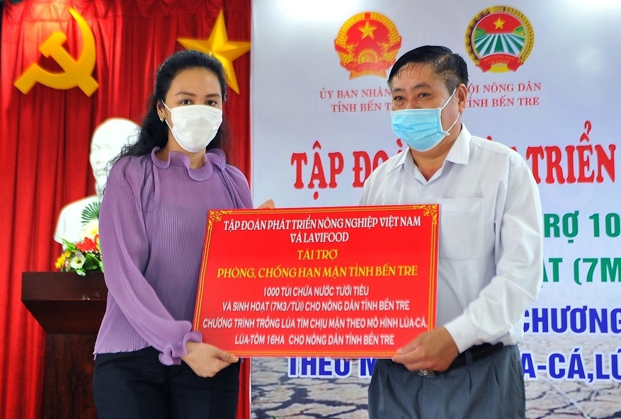 Nguoi dan 8 tinh dong bang song Cuu Long nhan 3.331 tui chua nuoc ngot hinh anh