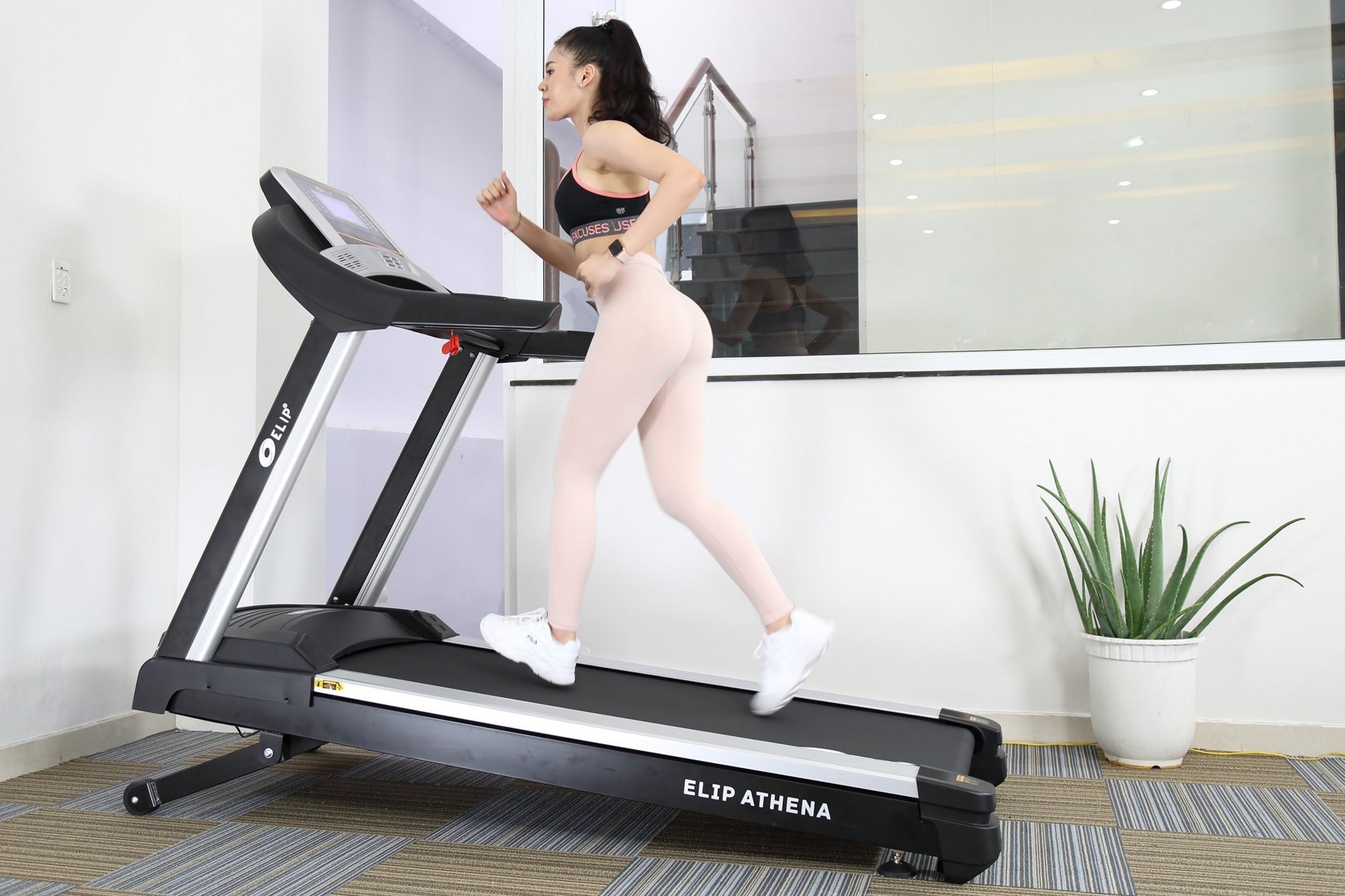 1 trieu may chay bo Elipsport ap dung tra gop 0%, mien phi giao hang hinh anh