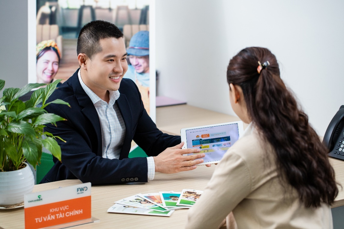 Giai phap bao hiem ‘FWD don dau thay doi 2.0’ cho rut tien truc tuyen hinh anh