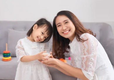 Sap di hoc lai, me nen trang bi cho be tro thu dinh duong nay hinh anh