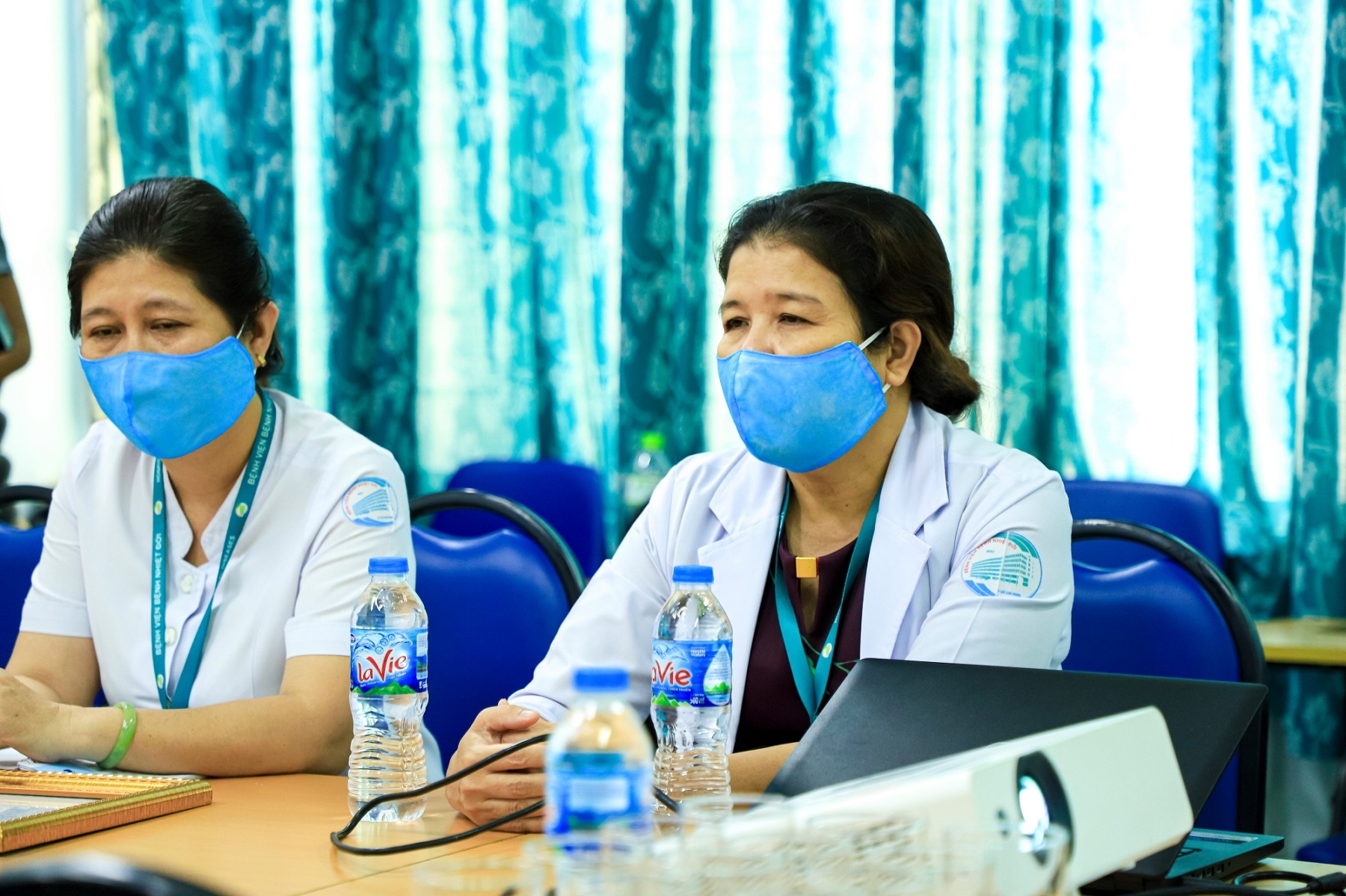 Dan mang VN dong loat gui loi cam on, co vu y bac si chong dich hinh anh